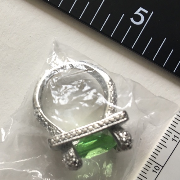 Large Elegant Fashion Peridot Green Colored Stone - Picture 3 of 8